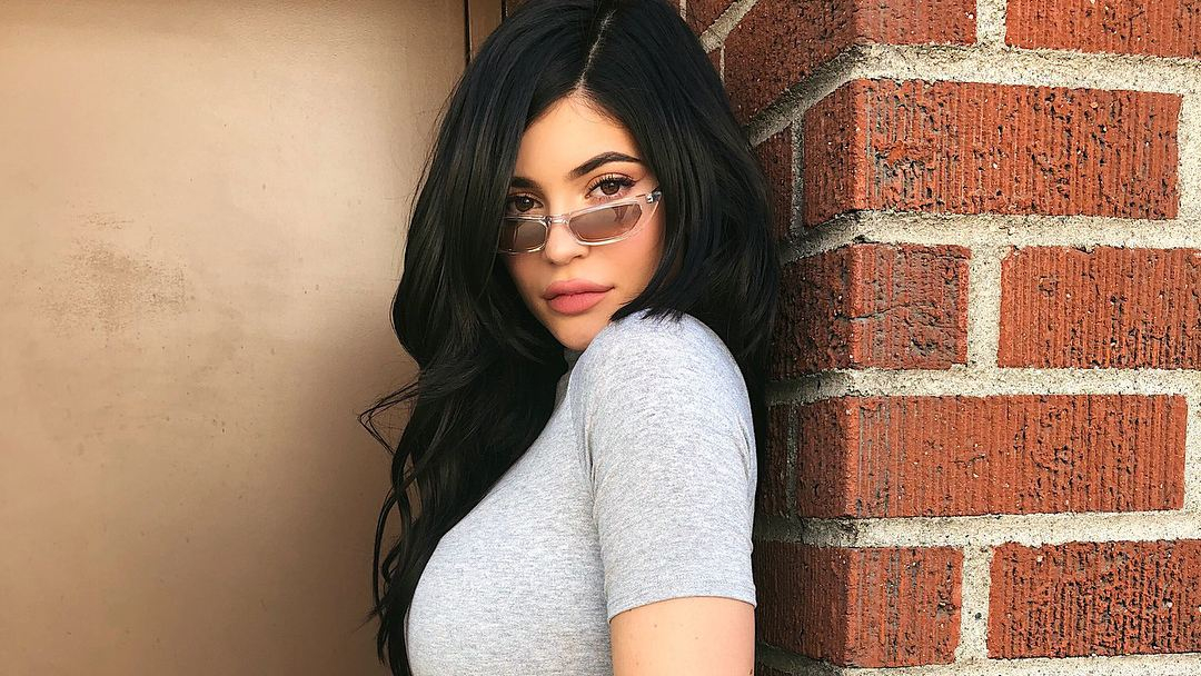 Гламурная Кайли Дженнер поразила фотографией без макияжа