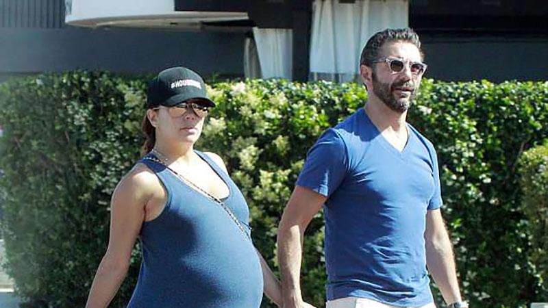 Беременная Ева Лонгория засветила округлившийся живот во время прогулки: фото Беременная Ева Лонгория засветила округлившийся живот во время прогулки: фото