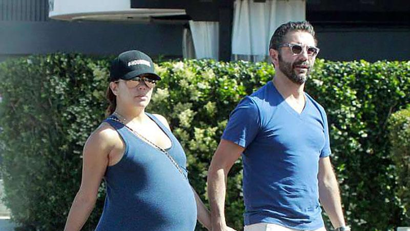 Беременная Ева Лонгория засветила округлившийся живот во время прогулки: фото