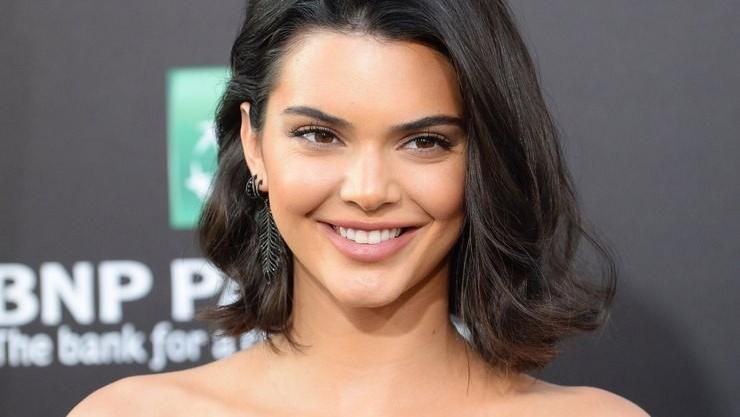 Кендалл Дженнер одягнула дивну і надто відверту сукню на день народження Каньє Веста Кендалл Дженнер одягнула дивну і надто відверту сукню на день народження Каньє Веста