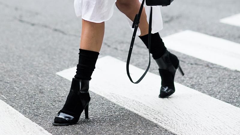 Как носить носки с босоножками: модные варианты Как носить носки с босоножками: модные варианты