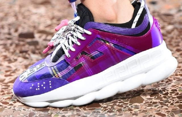 Тренд 2018: Versaсe презентовал кроссовки со шрифтом Брайля для миллениалов