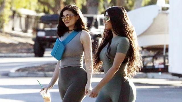 Сестры Кардашян похвастались соблазнительными формами во время прогулки: фото Сестры Кардашян похвастались соблазнительными формами во время прогулки: фото