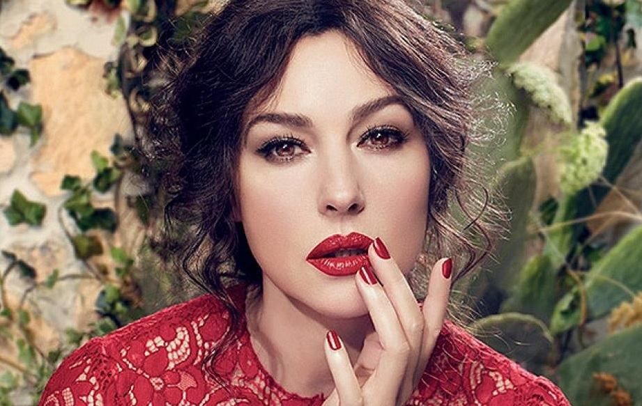 З трояндами і кавоваркою: спокуслива Моніка Беллуччі приміряла новий образ від Dolce & Gabbanа З трояндами і кавоваркою: спокуслива Моніка Беллуччі приміряла новий образ від Dolce & Gabbanа