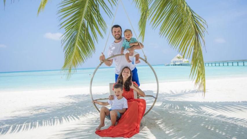 Ведучий Григорій Решетник показав свою сім’ю у чарівній фотосесії на Мальдівах
