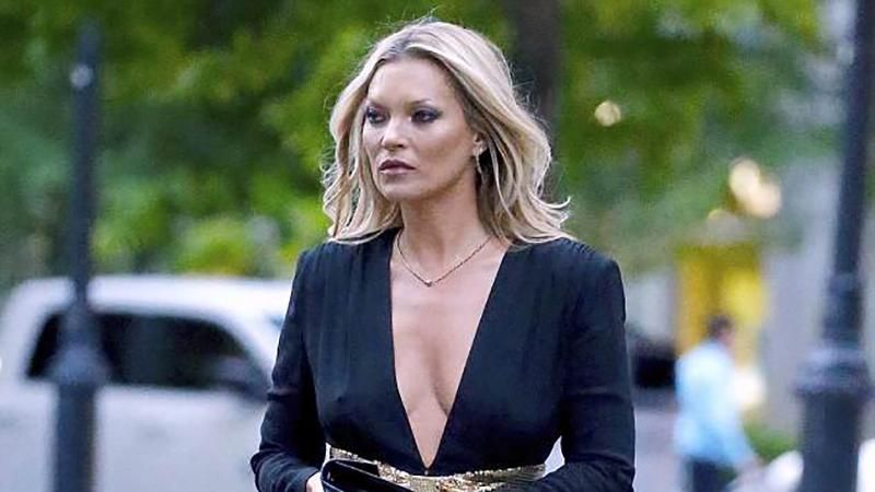 Известный дизайнер прокомментировал провальный образ Кейт Мосс Известный дизайнер прокомментировал провальный образ Кейт Мосс