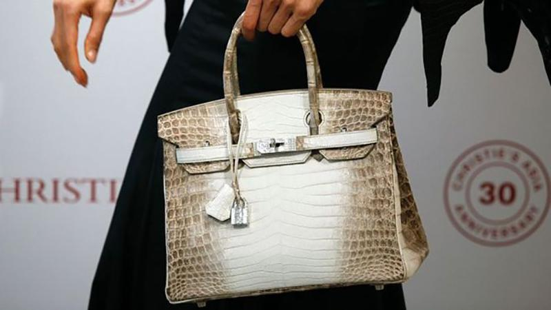 Сумку Hermes Birkin продали за рекордную сумму на европейском аукционе: детали