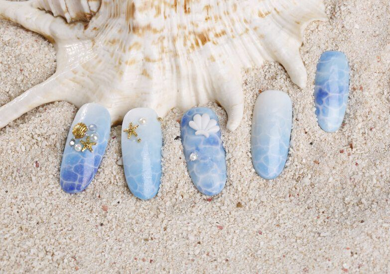 Маникюр в морском стиле: 20 стильных идей