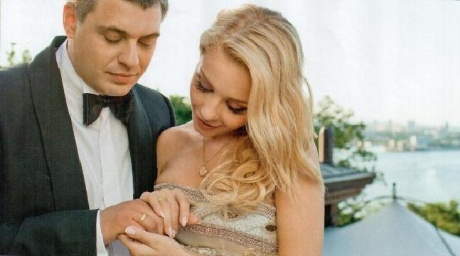 Поклонники Тины Кароль опубликовали архивные свадебные фото певицы