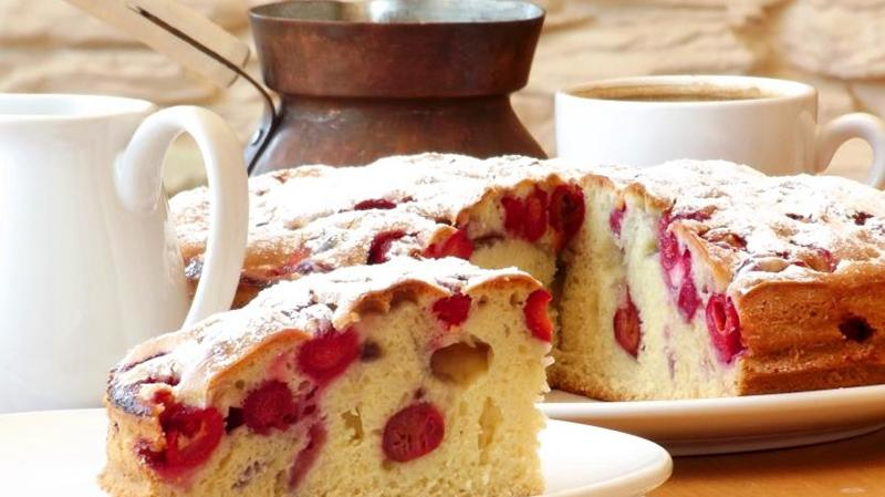 Как приготовить вкусный пирог с вишней: простой рецепт выпечки