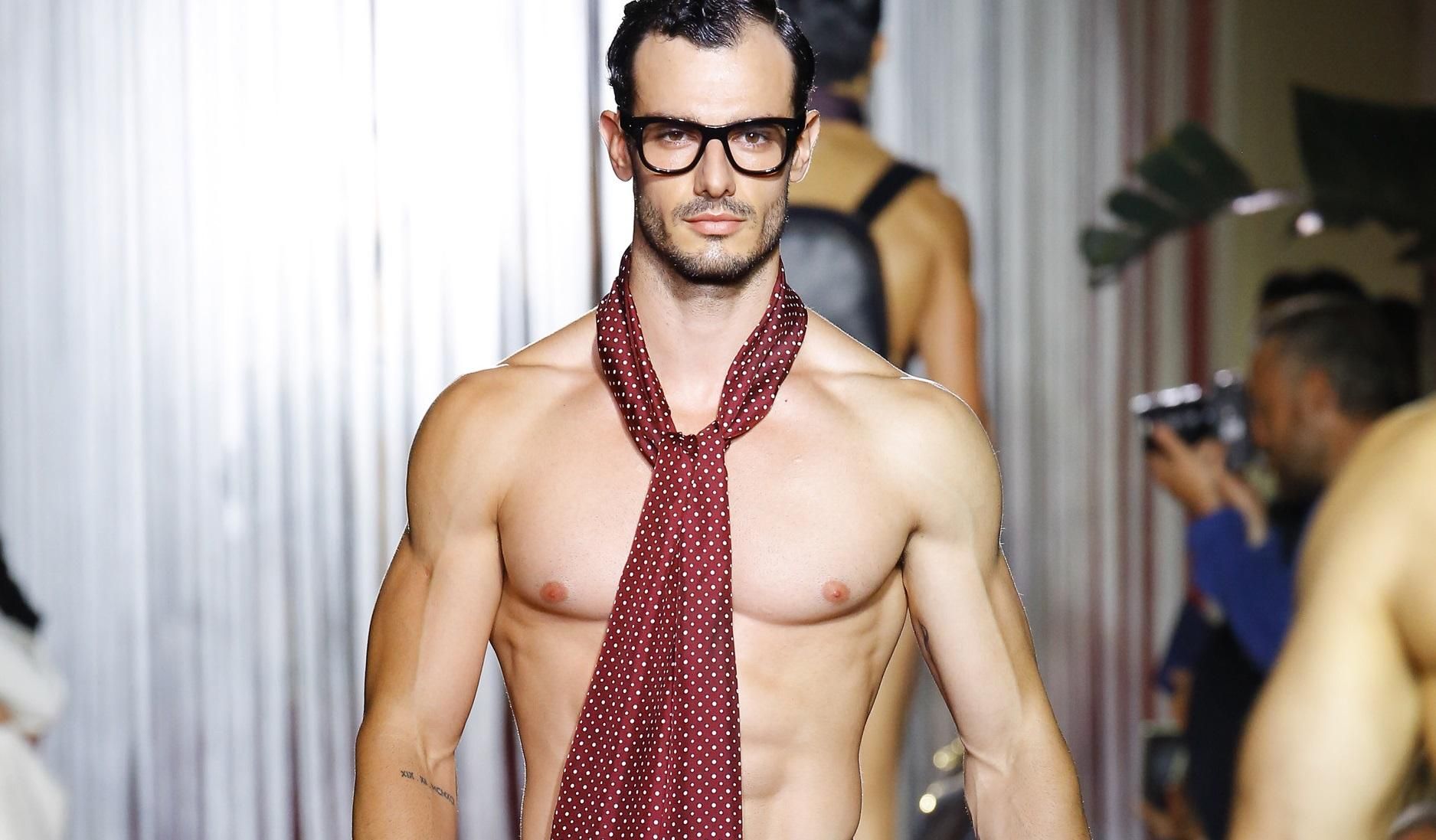 Соблазнительные мужчины прошлись в белье и аксессуарах на показе Dolce & Gabbana: фото