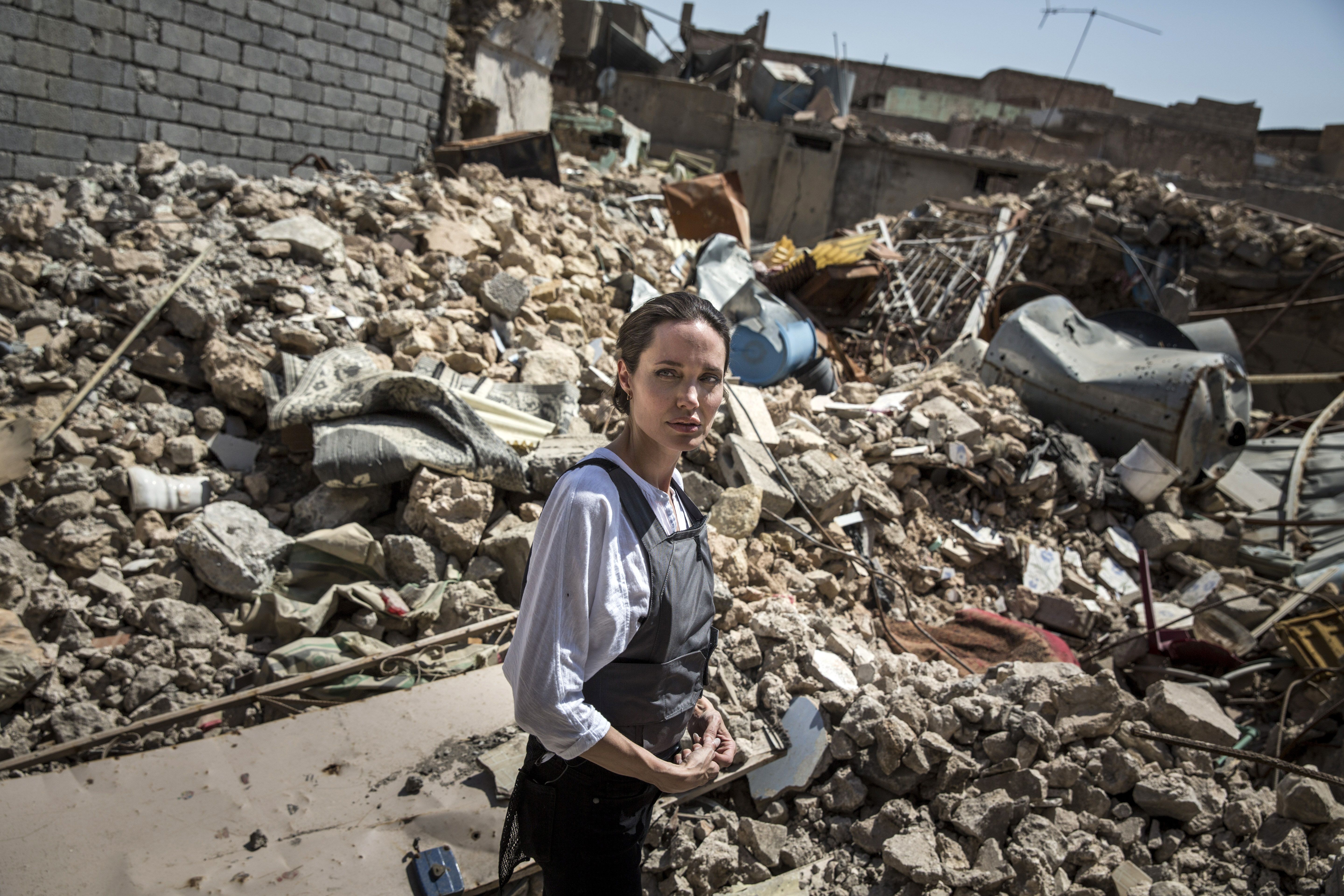 Люди потеряли все, – Анджелина Джоли посетила бывшую столицу "Исламского государства"