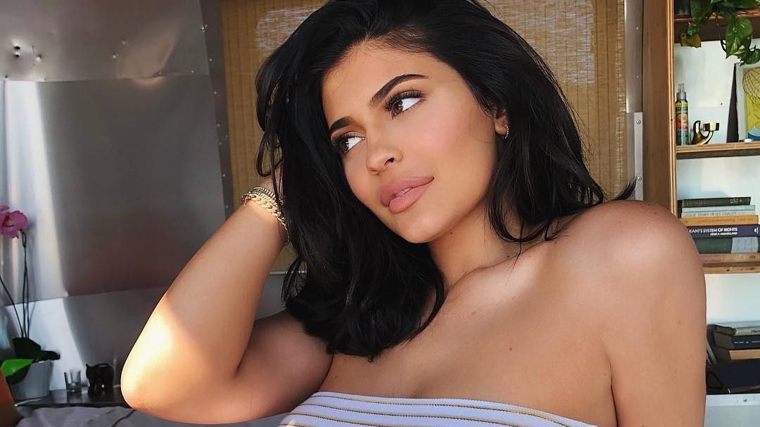 Горячая мамочка: Кайли Дженнер надела пикантный образ в ресторан Горячая мамочка: Кайли Дженнер надела пикантный образ в ресторан