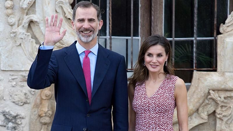 Королева Летиція показала витончену сукню під час офіційного заходу: фото Королева Летиція показала витончену сукню під час офіційного заходу: фото