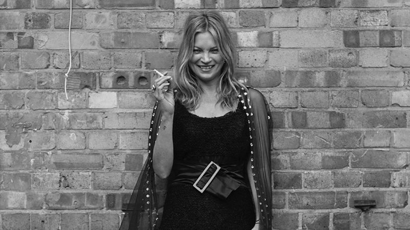 Кейт Мосс знялася для глянцю з сигаретою та у звабливому боді: фото Кейт Мосс знялася для глянцю з сигаретою та у звабливому боді: фото