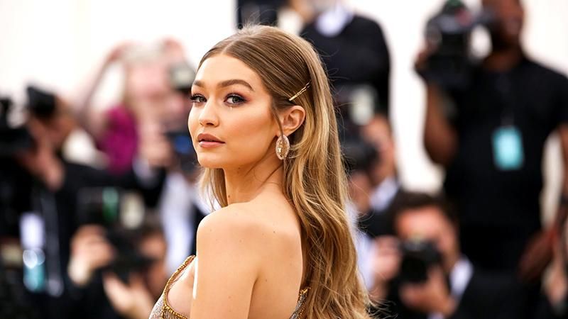 Очаровательная Джиджи Хадид украсила обложку известного глянца: фото Очаровательная Джиджи Хадид украсила обложку известного глянца: фото