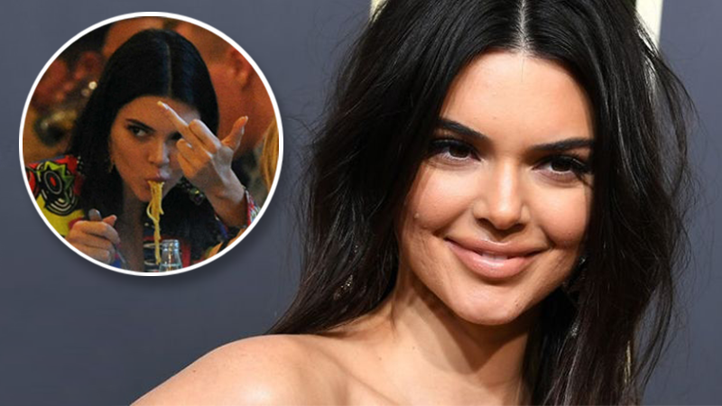 Моделі Кендалл Дженнер і Белла Хадід показали непристойний жест у ресторані: фото Моделі Кендалл Дженнер і Белла Хадід показали непристойний жест у ресторані: фото