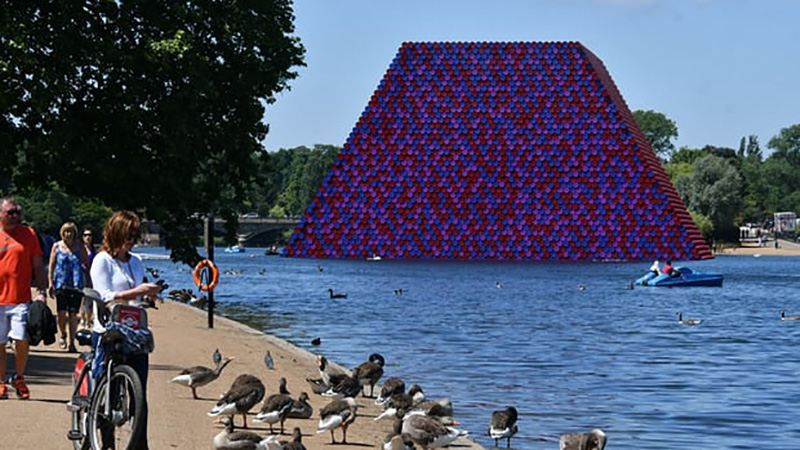 В Лондоне появилась необычная инсталляция, которая удивила весь мир В Лондоне появилась необычная инсталляция, которая удивила весь мир