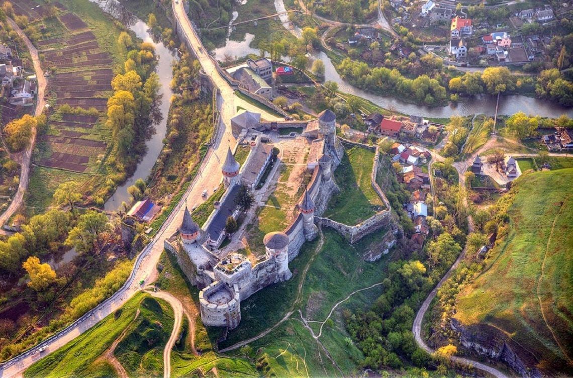 Неприступная красота: Каменец-Подольскую крепость показали с высоты птичьего полета