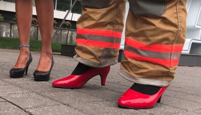 Навіщо чоловіки у всьому світі одягають взуття на підборах: відео Навіщо чоловіки у всьому світі одягають взуття на підборах: відео