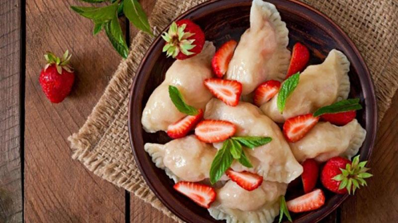 Как приготовить ароматные вареники с клубникой: рецепт блюда