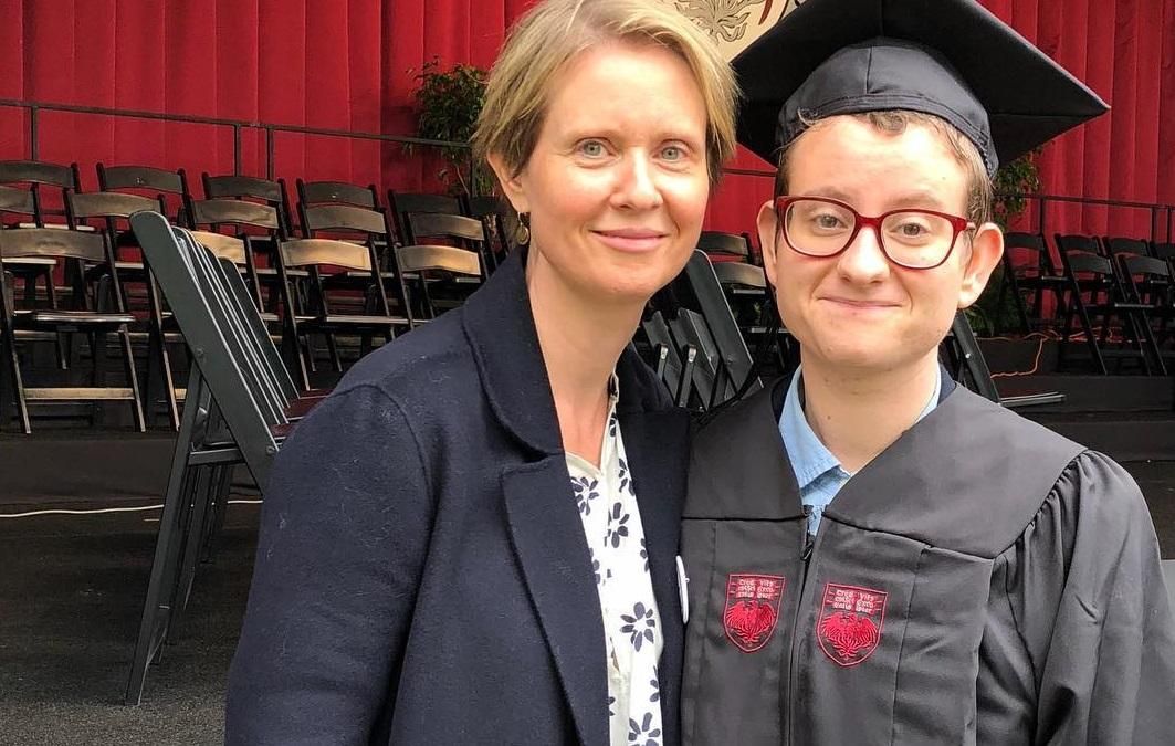 Звезда сериала "Секс в большом городе" Никсон показала сына-трансгендеров после смены пола: фото Звезда сериала "Секс в большом городе" Никсон показала сына-трансгендеров после смены пола: фото