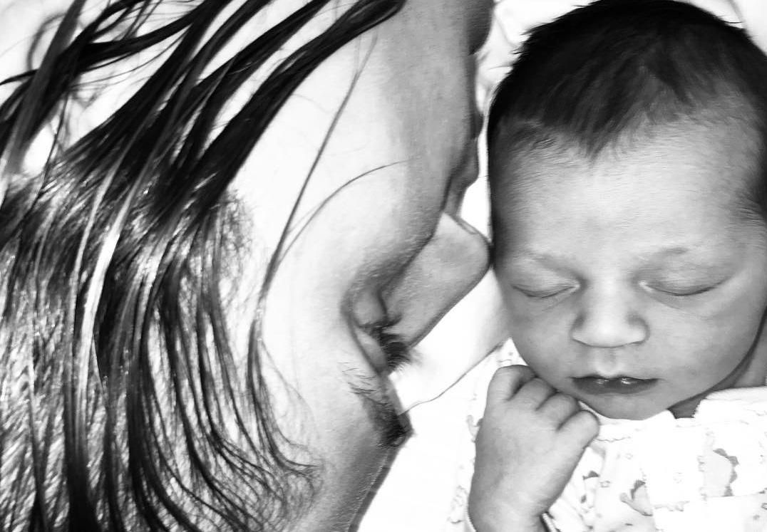 Стало известно имя новорожденного сына супермодели Кэндис Сванепул: фото