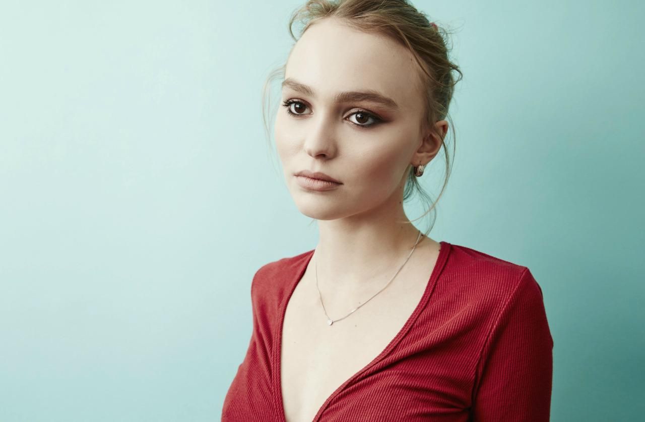 19-летняя дочь Джонни Деппа снялась топлес для глянца: фото 19-летняя дочь Джонни Деппа снялась топлес для глянца: фото