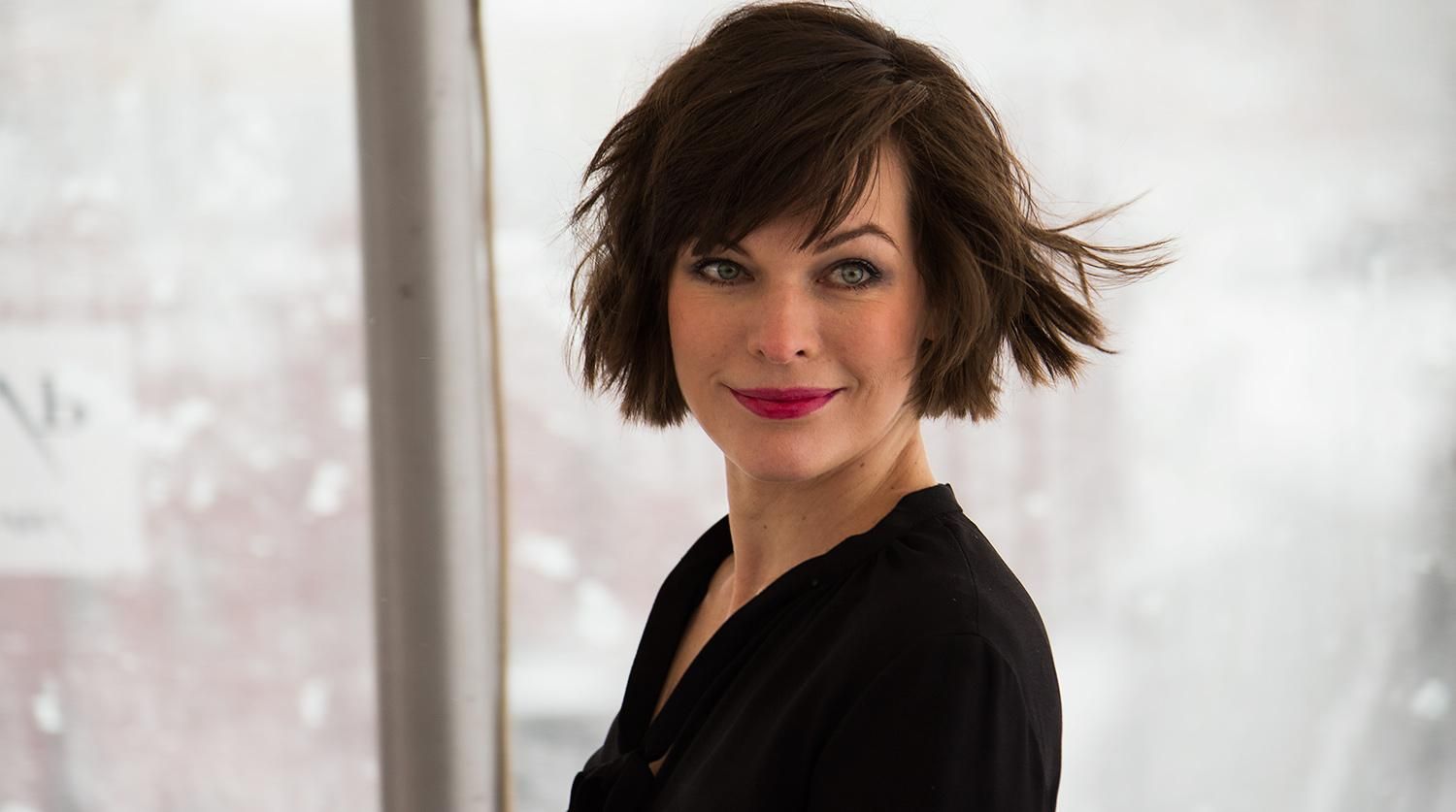 Мила Йовович засветила небритые подмышки на фото в Instagram Мила Йовович засветила небритые подмышки на фото в Instagram