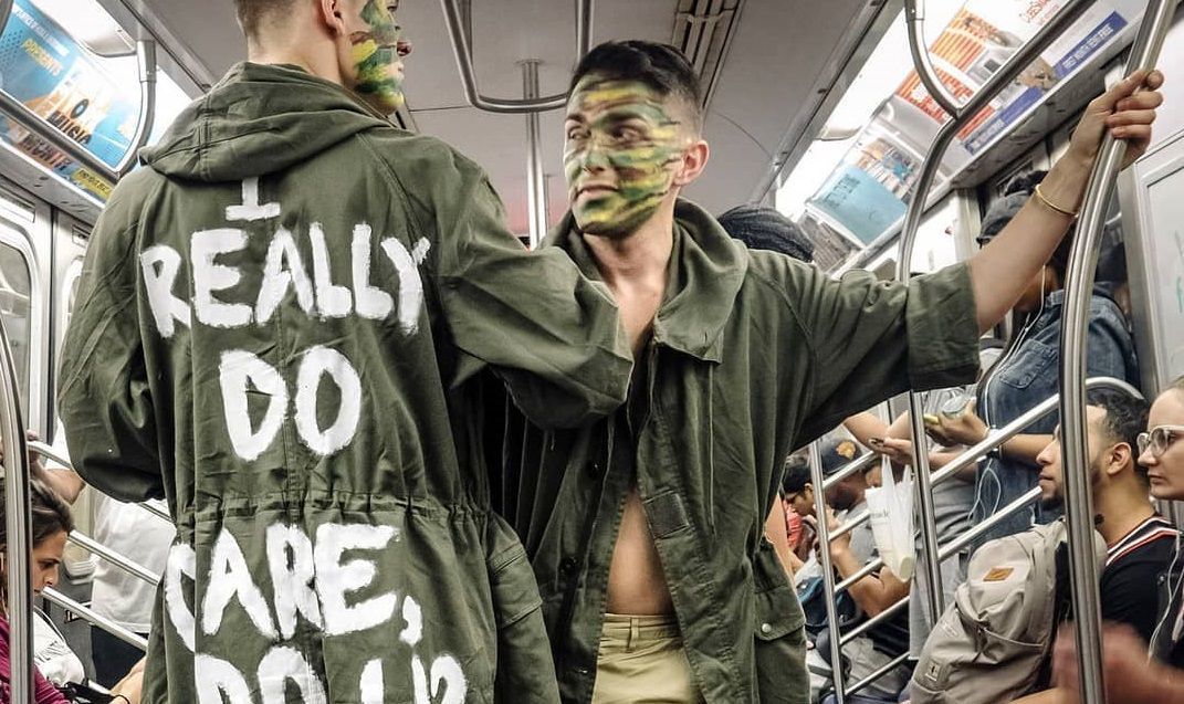 Скандальна куртка Меланії Трамп викликала нову хвилю обурення від дизайнерів та художників: фото Скандальна куртка Меланії Трамп викликала нову хвилю обурення від дизайнерів та художників: фото