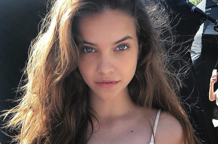 Ангел Victoria's Secret Барбара Палвин показала соблазнительную грудь в купальнике: фото