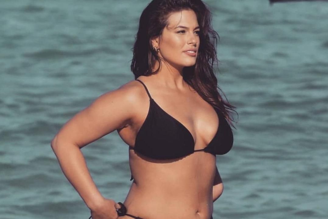 Пышнотелая модель Эшли Грэм показала фото с мамой в купальниках Пышнотелая модель Эшли Грэм показала фото с мамой в купальниках