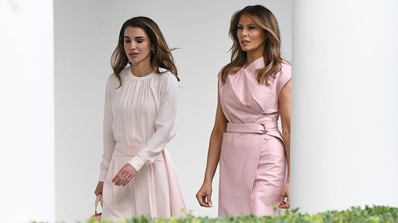 Мелания Трамп и королева Рания выбрали нежные наряды в похожих тонах: фото
