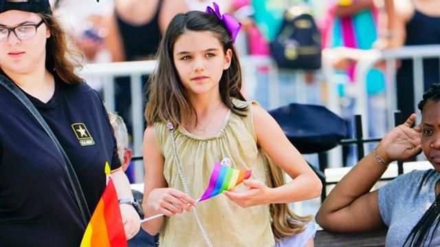 12-летняя дочь Тома Круза поддержала ЛГБТ-марш необычным способом