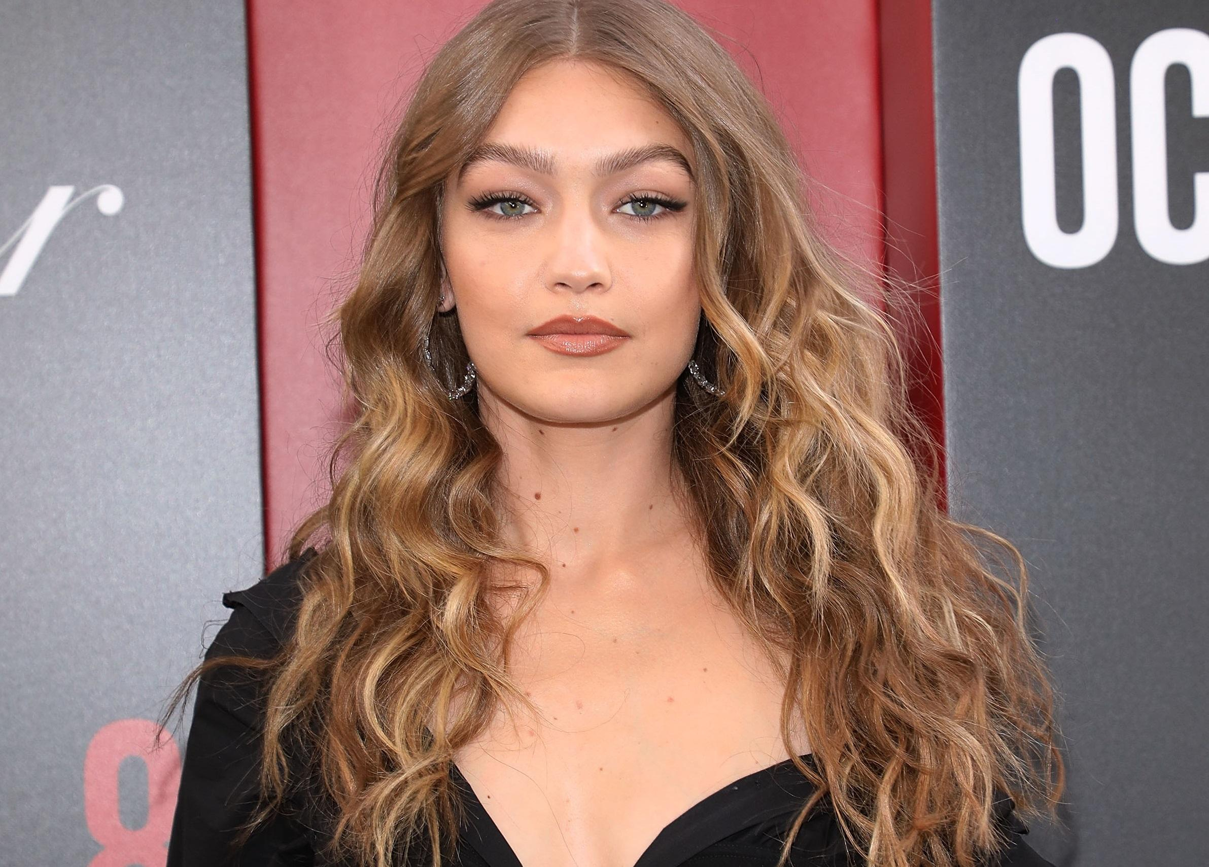 Джиджи Хадид показала соблазнительный силуэт в красном купальнике: фото