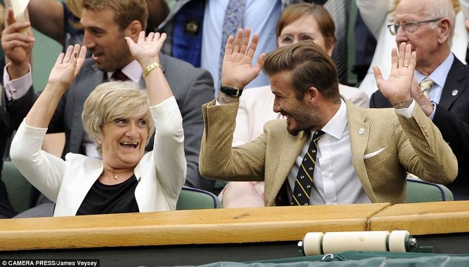 Дэвид Бекхэм после встречи с королевой успел на день рождения своей мамы Дэвид Бекхэм после встречи с королевой успел на день рождения своей мамы