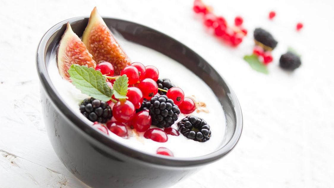 Ніжний пудинг з ягодами: легкий рецепт сніданку