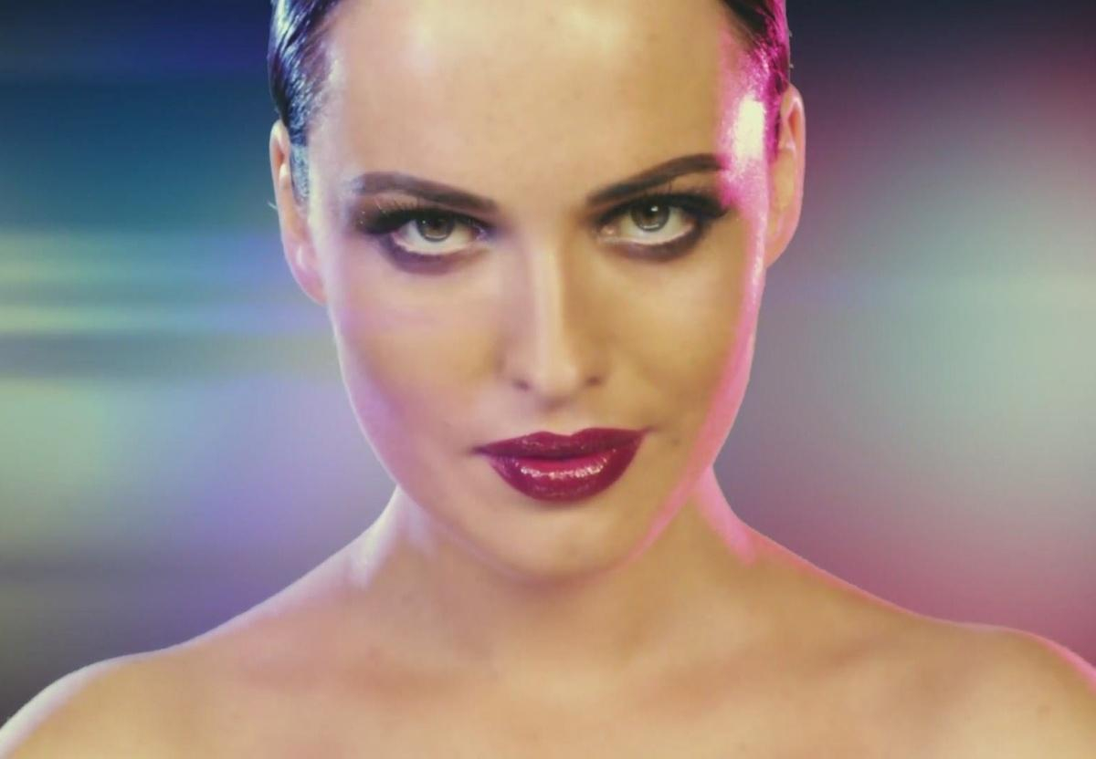 Даша Астафьева устроила горячие поцелуи с девушками: видео