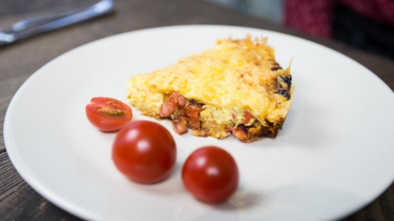 Итальянский завтрак: простой рецепт с чоризо, сыром и вялеными помидорами