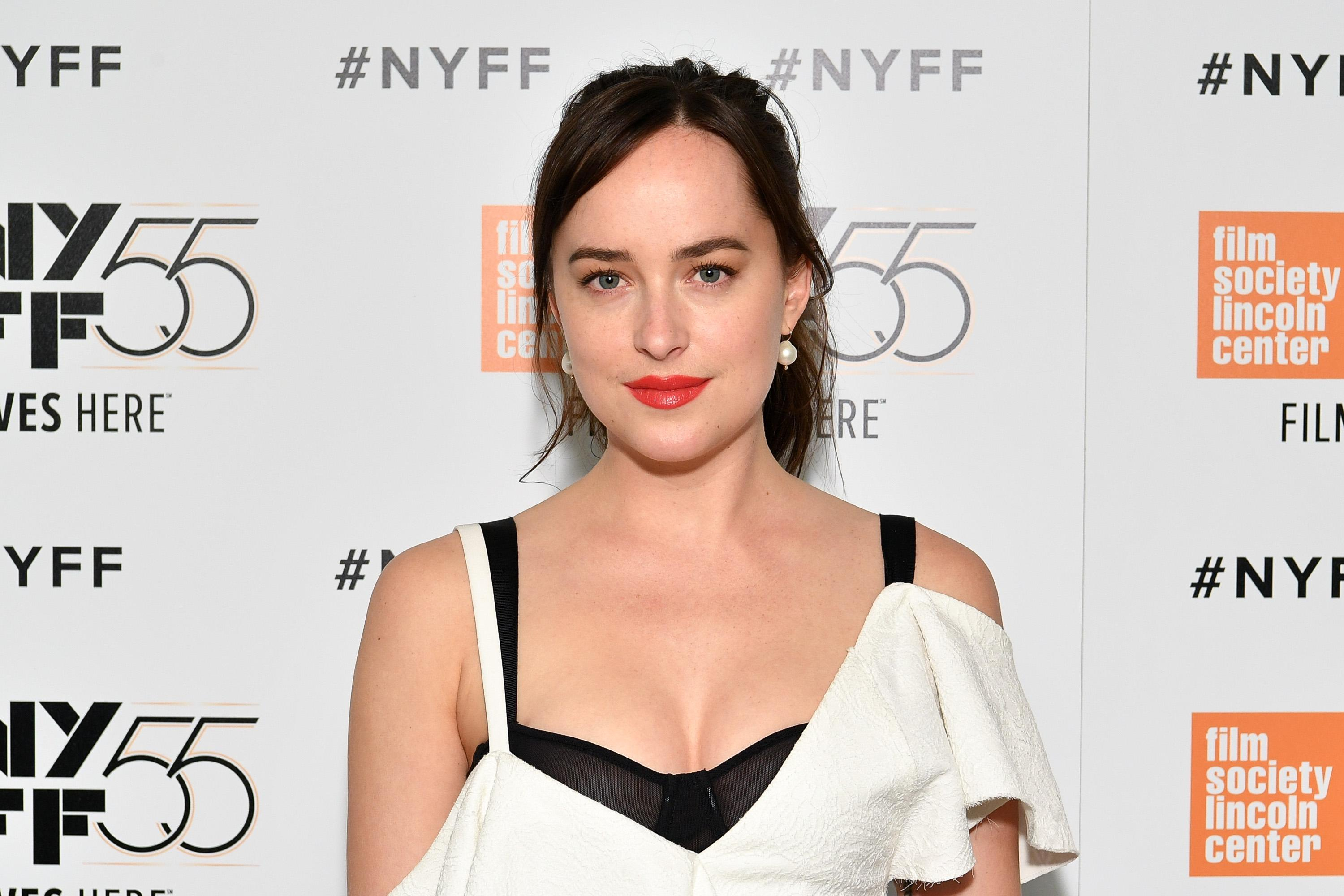 Звезда фильма "50 оттенков серого" засветила кружевной лифчик на улицах в Нью-Йорке: фото