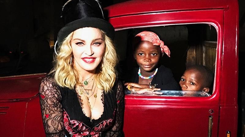 Мадонна поделилась редким фото со всеми детьми