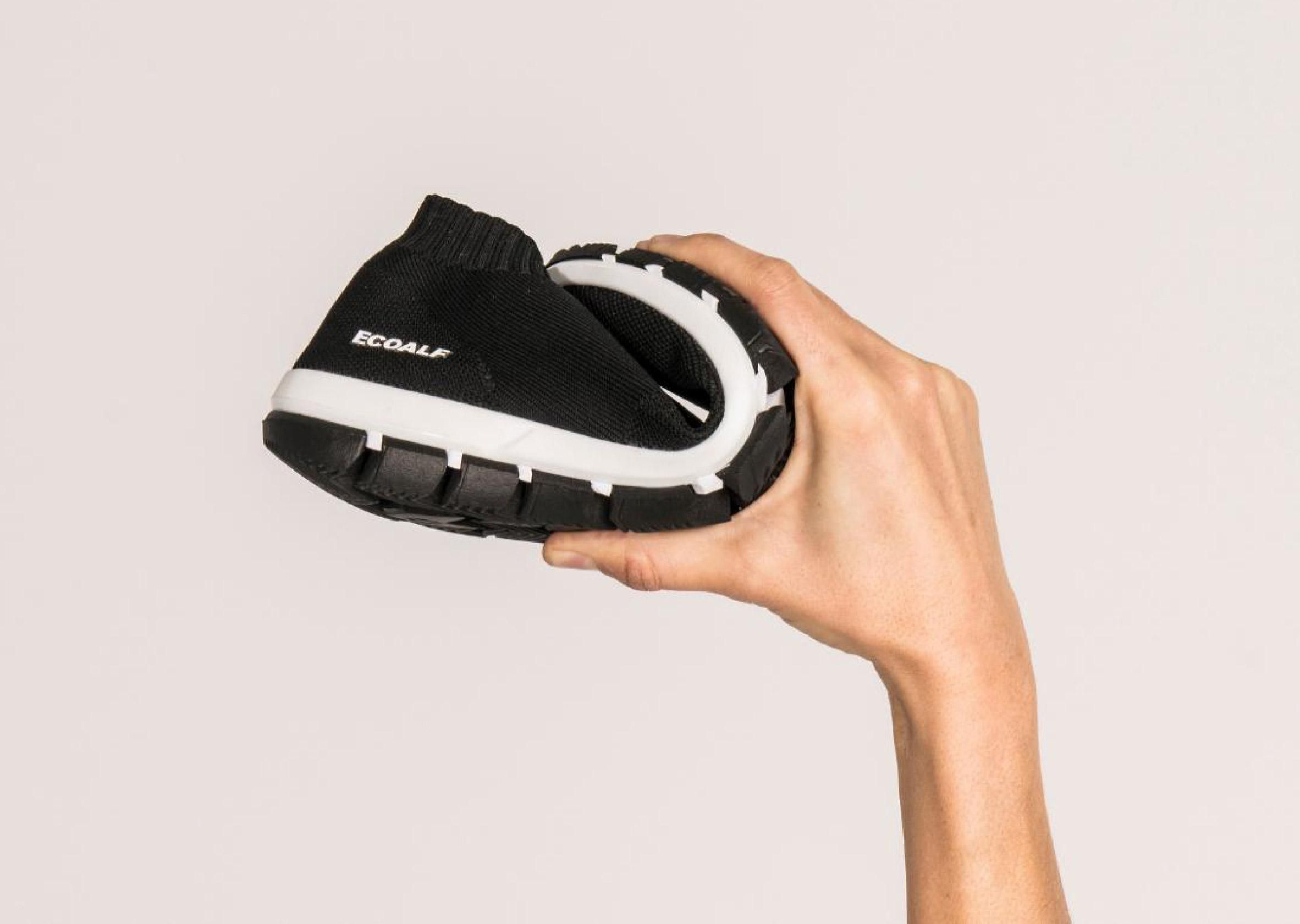 В Іспанії створили кросівки з водоростей та океанського пластику В Іспанії створили кросівки з водоростей та океанського пластику