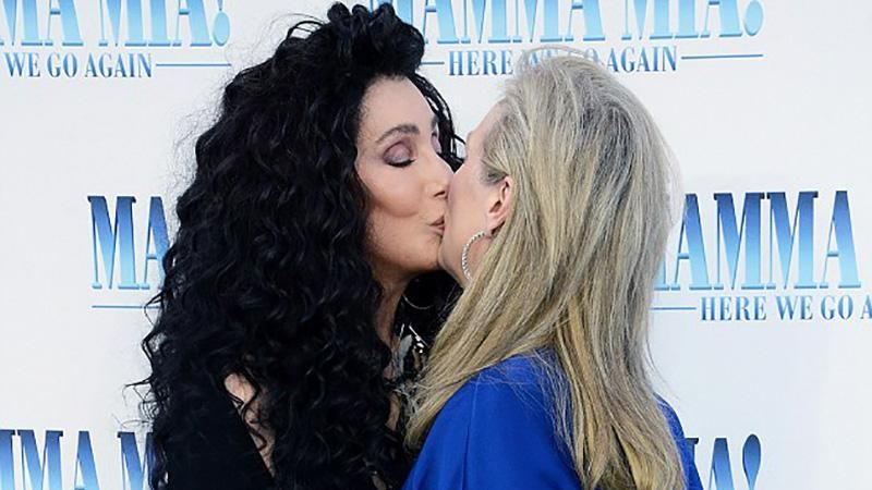 Шер поцеловала в губы Мерил Стрип перед фотографами: пикантные кадры выходки Шер поцеловала в губы Мерил Стрип перед фотографами: пикантные кадры выходки