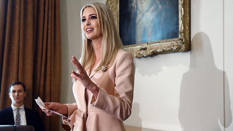 Роскошная Иванка Трамп пришла на мероприятие в розовом костюме: фотофакт Роскошная Иванка Трамп пришла на мероприятие в розовом костюме: фотофакт