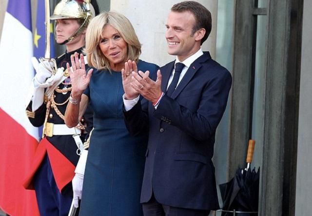 Чарівна Бріджит Макрон вразила стрункими ногами у міні-сукні: фото Чарівна Бріджит Макрон вразила стрункими ногами у міні-сукні: фото