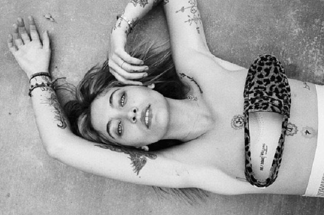 Пэрис Джексон прикрыла обнаженную грудь обувью в новой фотосессии