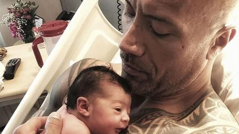 Двейн Джонсон очаровал снимками с новорожденной дочкой Двейн Джонсон очаровал снимками с новорожденной дочкой
