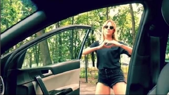 Леся Нікітюк на ходу вистрибнула з машини, щоб станцювати: кумедне відео