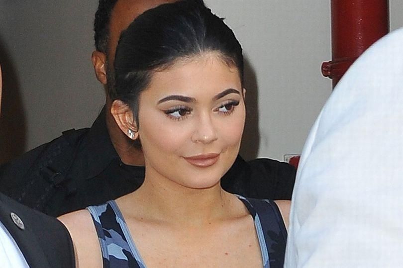 Кайли Дженнер удивила публику очень тонкими губами, отказавшись от инъекций Кайли Дженнер удивила публику очень тонкими губами, отказавшись от инъекций