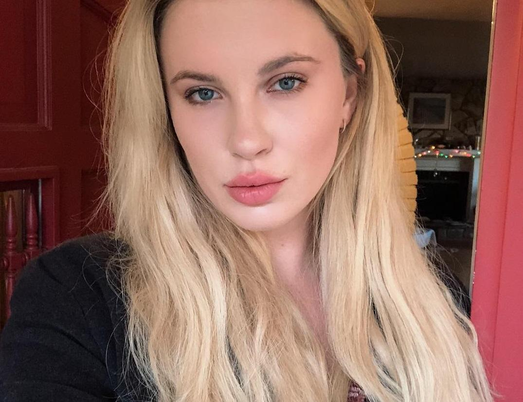 Дочь Алека Болдуина засветила фигуру в белье: фото